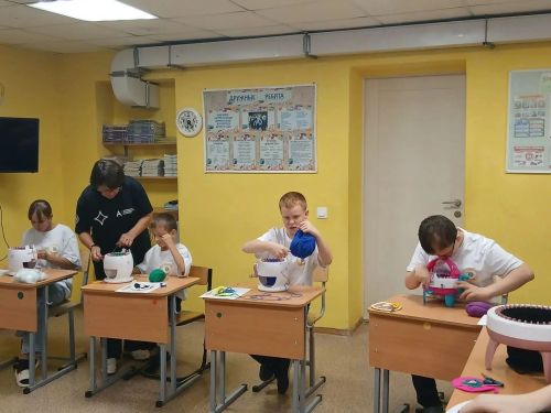 Шестиклассники Нурлатской школы-интерната освоили вязание на станке