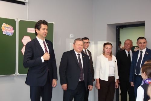 Председатель Госсовета РТ посетил школу №4 в Нурлате и побывал в селе Новое Иглайкино