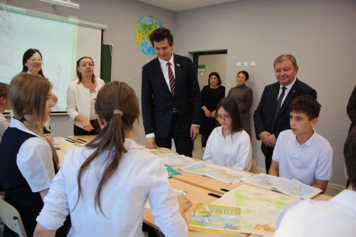 Председатель Госсовета РТ посетил школу №4 в Нурлате и побывал в селе Новое Иглайкино