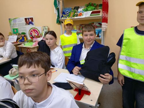 ЮИД «Светофор» проверил фликеры у школьников Нурлата
