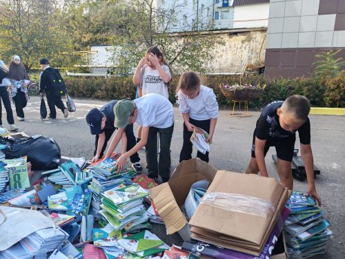 Школьники Нурлата собрали несколько тонн макулатуры в рамках Недели добра