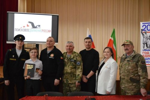 В Нурлатском аграрном техникуме прошел Урок мужества: поисковики рассказали студентам о героях прошлого и настоящего