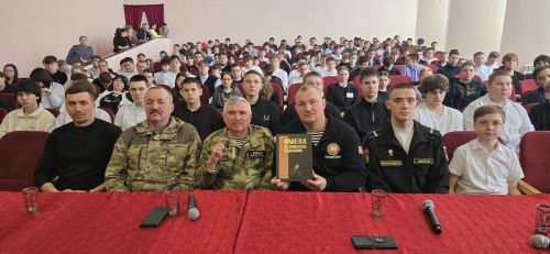 В Нурлатском аграрном техникуме прошел Урок мужества: поисковики рассказали студентам о героях прошлого и настоящего