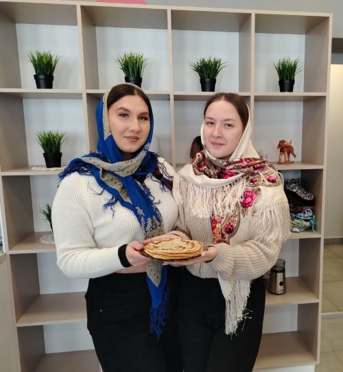 «Скородум» накрывает на стол: в «Мирасе» встречают третий день Масленицы с блинами и чаем