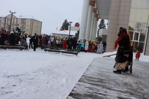 В Нурлате с размахом проводили зиму: блины, хороводы и парад «Весны-чудесницы»