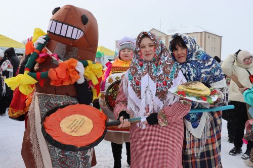 В Нурлате с размахом проводили зиму: блины, хороводы и парад «Весны-чудесницы»