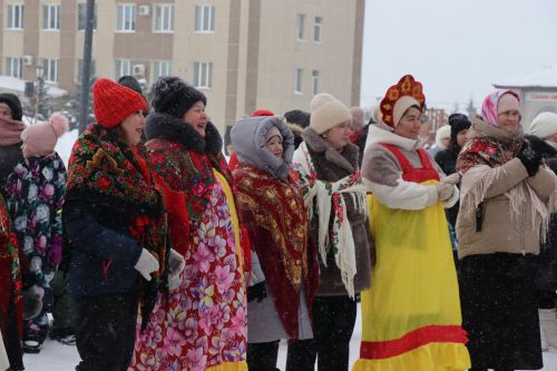 В Нурлате с размахом проводили зиму: блины, хороводы и парад «Весны-чудесницы»