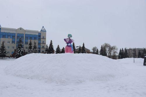 В Нурлате с размахом проводили зиму: блины, хороводы и парад «Весны-чудесницы»