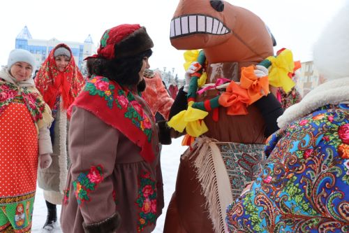 В Нурлате с размахом проводили зиму: блины, хороводы и парад «Весны-чудесницы»