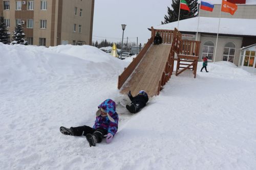 В Нурлате с размахом проводили зиму: блины, хороводы и парад «Весны-чудесницы»