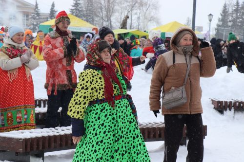 В Нурлате с размахом проводили зиму: блины, хороводы и парад «Весны-чудесницы»