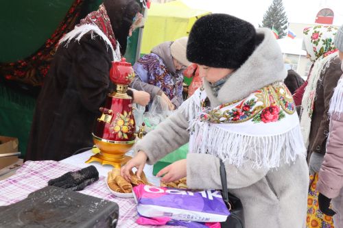 В Нурлате с размахом проводили зиму: блины, хороводы и парад «Весны-чудесницы»