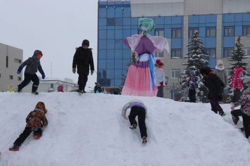 В Нурлате с размахом проводили зиму: блины, хороводы и парад «Весны-чудесницы»