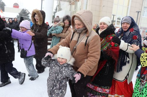 В Нурлате с размахом проводили зиму: блины, хороводы и парад «Весны-чудесницы»