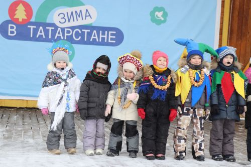 В Нурлате с размахом проводили зиму: блины, хороводы и парад «Весны-чудесницы»