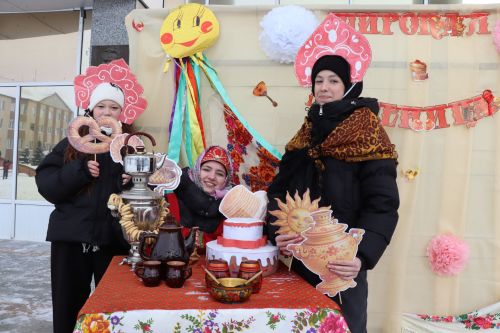 В Нурлате с размахом проводили зиму: блины, хороводы и парад «Весны-чудесницы»