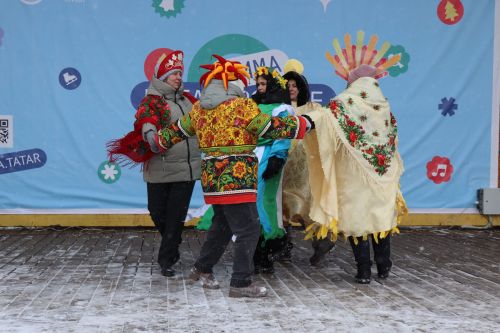 В Нурлате с размахом проводили зиму: блины, хороводы и парад «Весны-чудесницы»