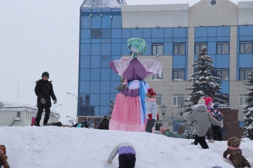 В Нурлате с размахом проводили зиму: блины, хороводы и парад «Весны-чудесницы»