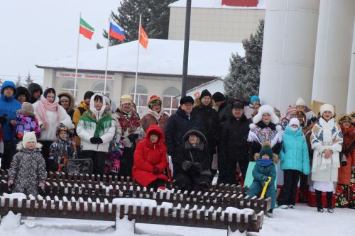 В Нурлате с размахом проводили зиму: блины, хороводы и парад «Весны-чудесницы»
