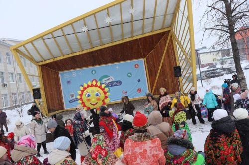 В Нурлате с размахом проводили зиму: блины, хороводы и парад «Весны-чудесницы»