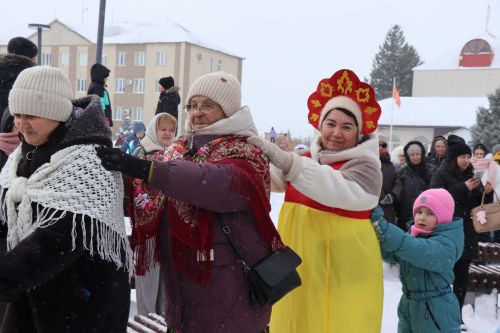 В Нурлате с размахом проводили зиму: блины, хороводы и парад «Весны-чудесницы»