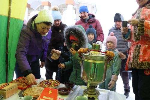 В Нурлате с размахом проводили зиму: блины, хороводы и парад «Весны-чудесницы»