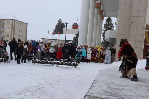 В Нурлате с размахом проводили зиму: блины, хороводы и парад «Весны-чудесницы»