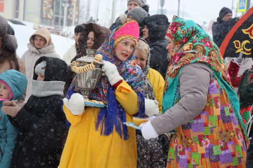 В Нурлате с размахом проводили зиму: блины, хороводы и парад «Весны-чудесницы»