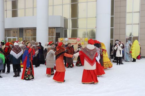 В Нурлате с размахом проводили зиму: блины, хороводы и парад «Весны-чудесницы»