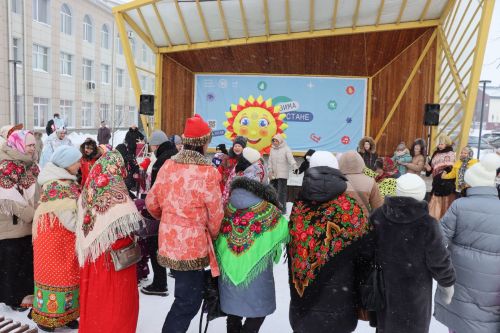 В Нурлате с размахом проводили зиму: блины, хороводы и парад «Весны-чудесницы»