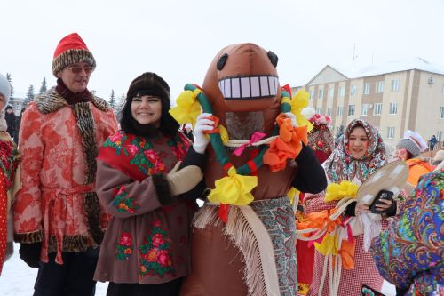 В Нурлате с размахом проводили зиму: блины, хороводы и парад «Весны-чудесницы»