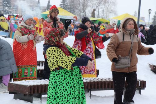 В Нурлате с размахом проводили зиму: блины, хороводы и парад «Весны-чудесницы»