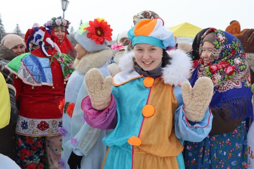 В Нурлате с размахом проводили зиму: блины, хороводы и парад «Весны-чудесницы»