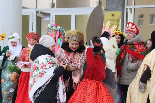 В Нурлате с размахом проводили зиму: блины, хороводы и парад «Весны-чудесницы»