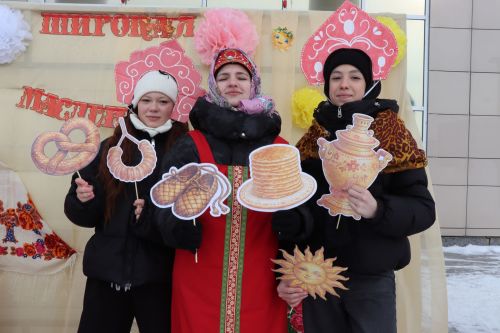 В Нурлате с размахом проводили зиму: блины, хороводы и парад «Весны-чудесницы»