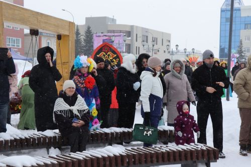 В Нурлате с размахом проводили зиму: блины, хороводы и парад «Весны-чудесницы»