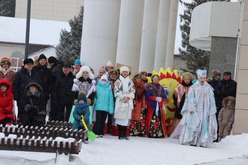 В Нурлате с размахом проводили зиму: блины, хороводы и парад «Весны-чудесницы»