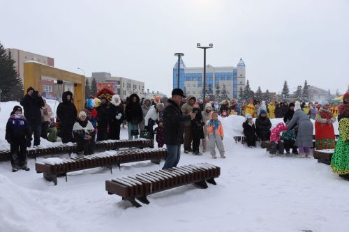 В Нурлате с размахом проводили зиму: блины, хороводы и парад «Весны-чудесницы»