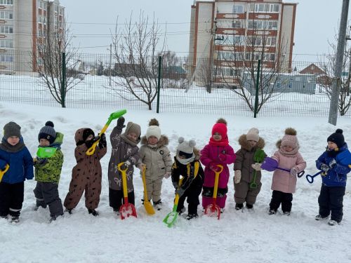 Снежная эпопея в «Буратино»: как дошколята в дворников играли