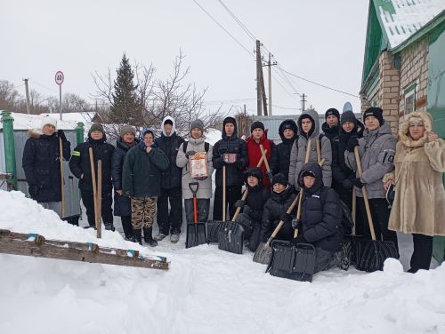 Юные нурлатцы поддержали мать бойца, расчистив снег во дворе