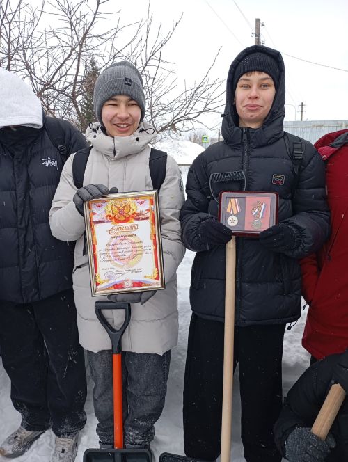 Юные нурлатцы поддержали мать бойца, расчистив снег во дворе