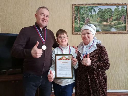 «Связь поколений» из Нурлата: серебро республиканского турнира по шахматам у семейной команды Хасанзяновых