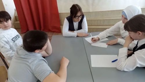 В Нурлатской школе №3 знатоков родного языка объединил веселый КВН