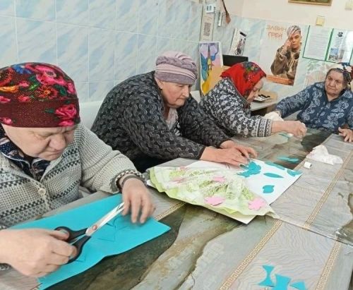 «Весна-красна»: бабушки из Нурлатского интерната встретили тепло искусством