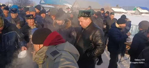 Щедрость с верностью традициям: бурметьевцы устроили праздничное застолье для сельчан