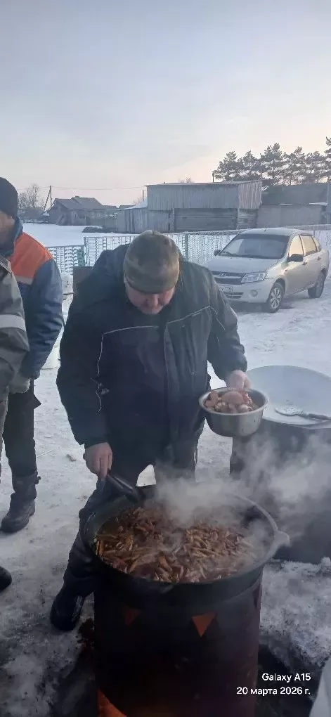 Щедрость с верностью традициям: бурметьевцы устроили праздничное застолье для сельчан