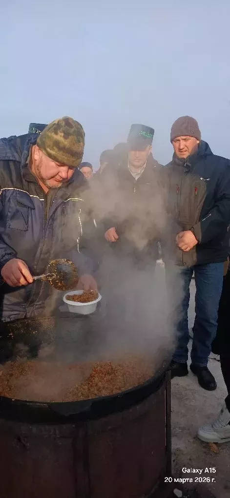 Щедрость с верностью традициям: бурметьевцы устроили праздничное застолье для сельчан