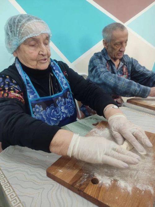 Традиции со вкусом детства: в Нурлатском доме-интернате пекли «жаворонков»