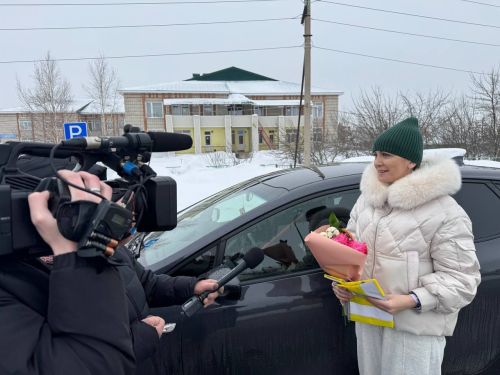 В Нурлате сотрудники Госавтоинспекции поздравили автоледи с 8 Марта, остановив их… букетами цветов
