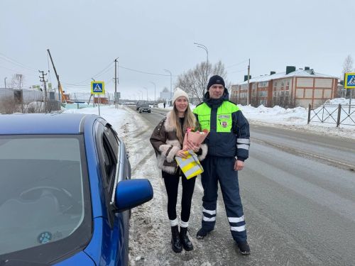 В Нурлате сотрудники Госавтоинспекции поздравили автоледи с 8 Марта, остановив их… букетами цветов